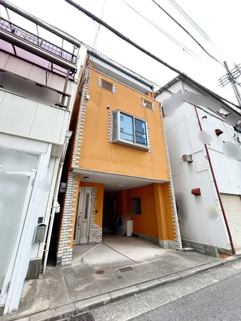 外壁が周囲の街並みと青空に生えるお洒落な仕上がり！