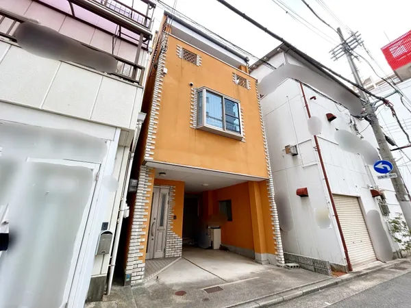 外壁が周囲の街並みと青空に生えるお洒落な仕上がり！