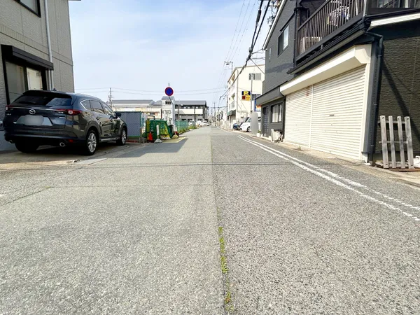 東側前面道路。道路幅員約6.4ｍ。