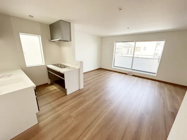 生活のメインスペースとなるLDKは、約15.9帖の広さです。光が差し込む明るい空間です。