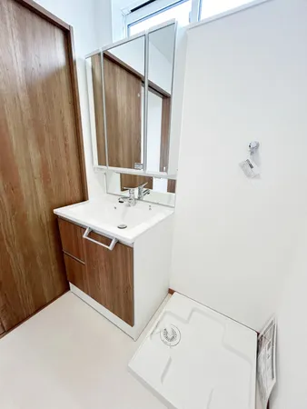 洗面ボウル下部に収納があり、化粧品や洗面用品、掃除用具なども保管していただけます。