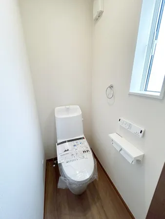 温水洗浄便座付のトイレで、季節を問わず快適な使い心地です。