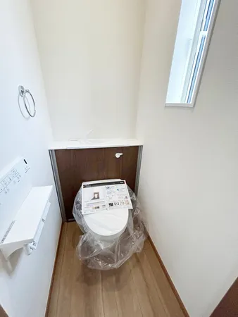 温水洗浄便座付のトイレで、季節を問わず快適な使い心地です。