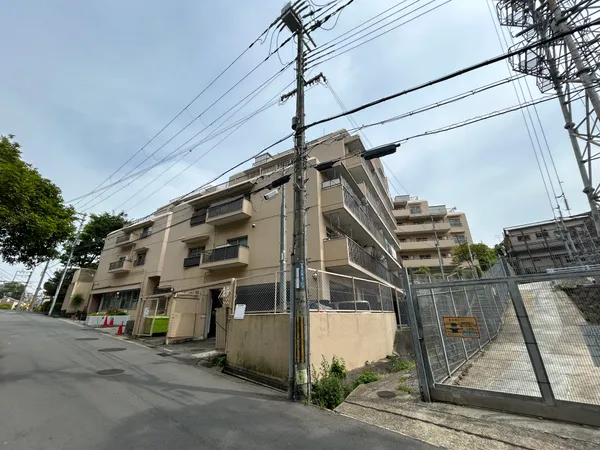 外壁が周囲の街並みと青空に生えるお洒落な仕上がり！