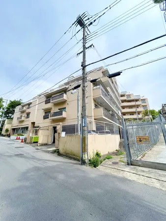 外壁が周囲の街並みと青空に生えるお洒落な仕上がり！