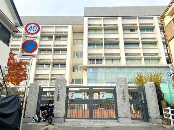 神戸市立上筒井小学校、神戸市立筒井台中学校（約60ｍ・徒歩1分）