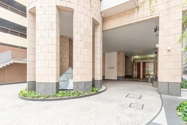 マンションに車寄せがあり、雨の日や荷物が多い時でも、建物のすぐ前で乗降できるため快適です。