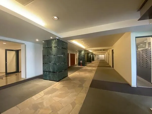 広々したホテルライクなエントランス