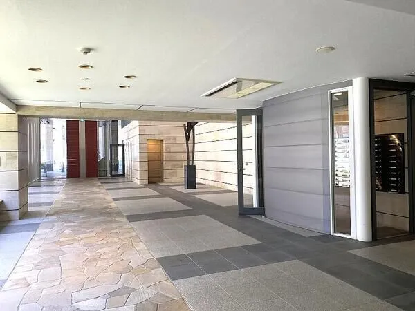 広々したホテルライクなエントランス