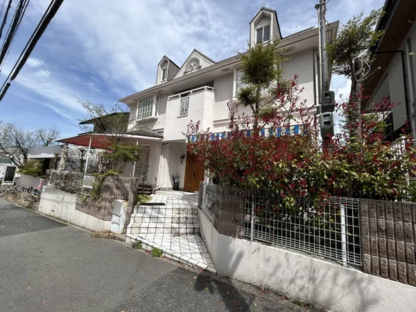 北・南の両面道路に接道しています。