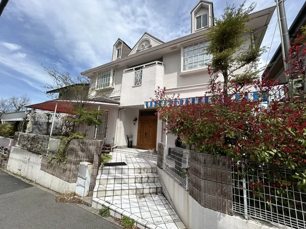 北・南の両面道路に接道しています。