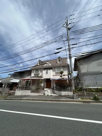 外壁が周囲の街並みと青空に生えるお洒落な仕上がり！