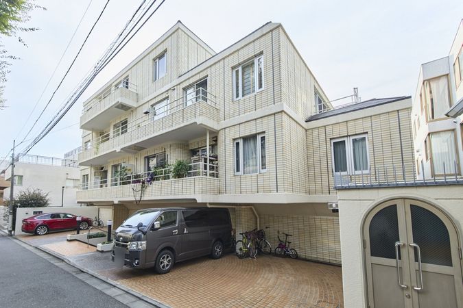 ファミリオン元麻布 駐車場