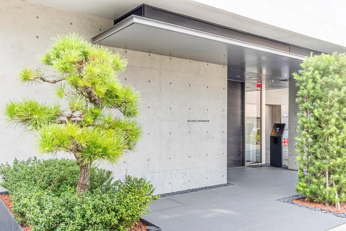 シンボルツリーの松が出迎えてくれるエントランス