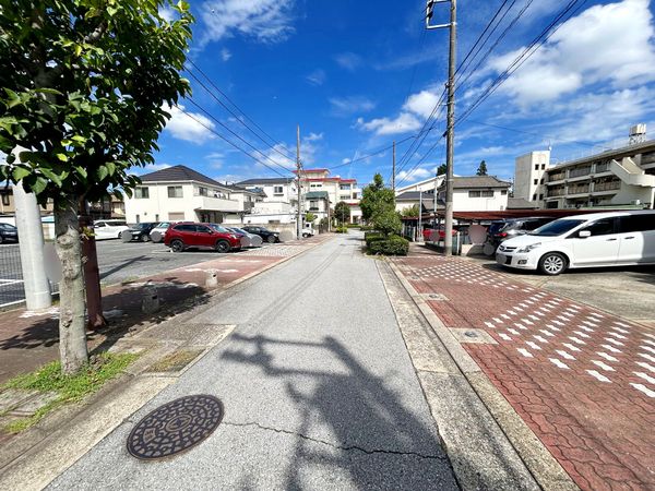 本町2丁目土地(古家有) 前面道路含む外観 本町2丁目土地(古家有) 前面道路含む外観