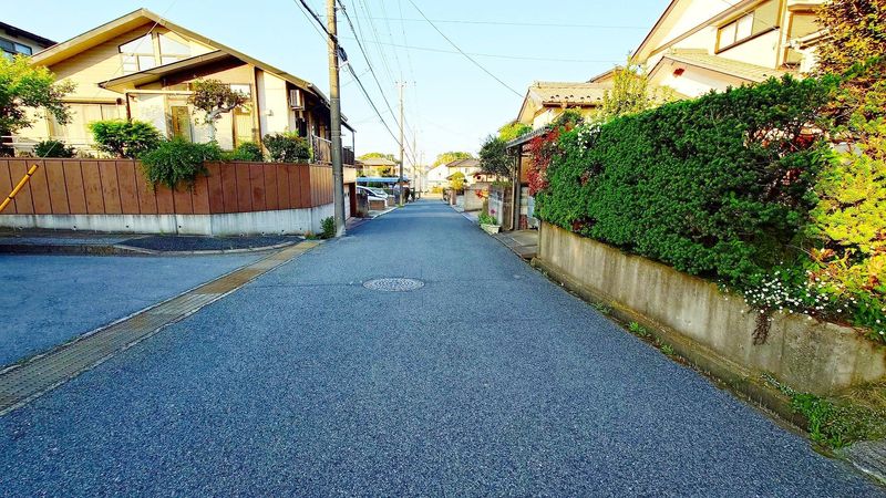 東国分寺台4丁目土地(古家有) 前面道路含む外観 東国分寺台4丁目土地(古家有) 前面道路含む外観