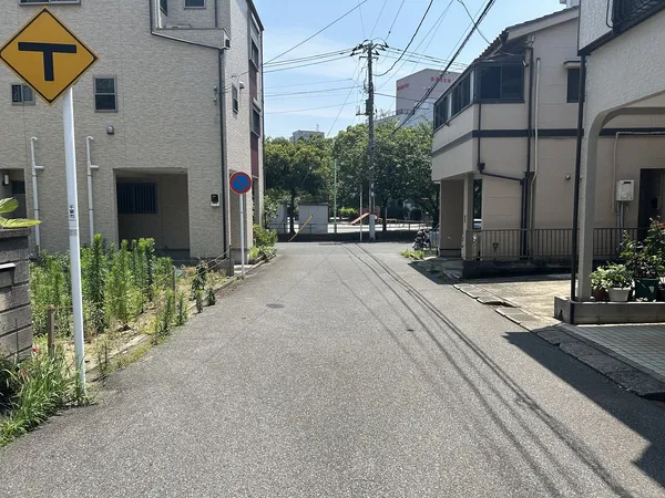 前面道路：西側幅員約６．０ｍ、接面約８．７ｍ