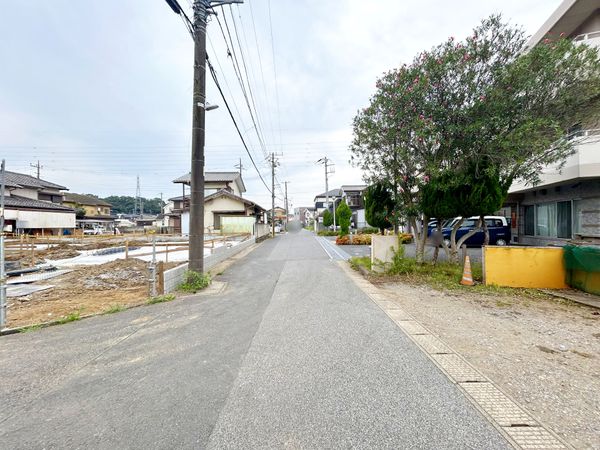 星久喜町新築戸建1号棟 前面道路含む外観