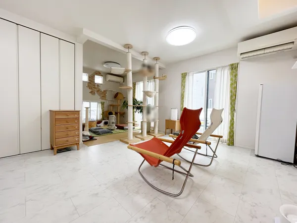 訪れる人を温かく迎えてくれる広々としたリビング