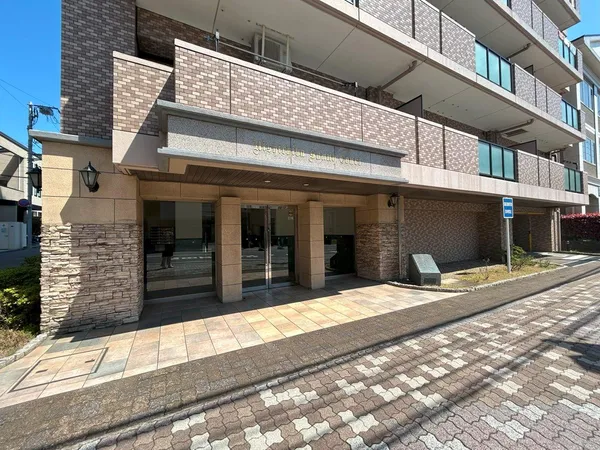 住まう方や訪れる方を迎える、清潔感のあるエントランスです。