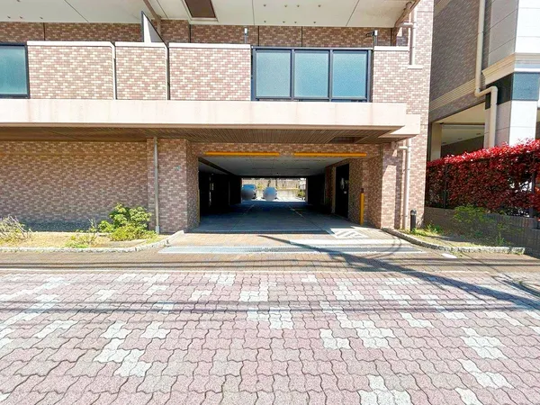 駐車場出入り口。