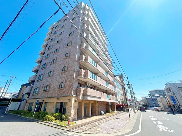 角地に位置する、開放感を感じやすいマンション。周囲との距離が保たれた落ち着いた住環境です。