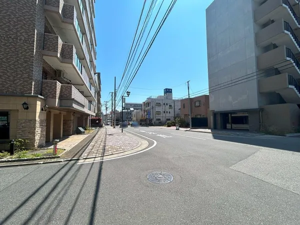 ゆとりのある前面道路。