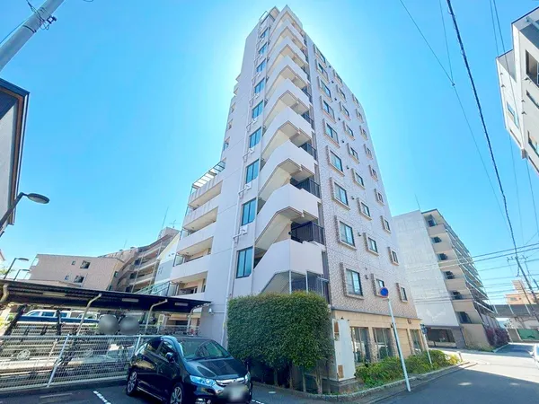 北側から撮影したマンション外観です。