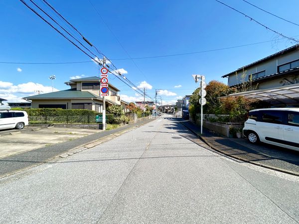 長浦駅前1丁目土地(古家有) 前面道路含む外観 長浦駅前1丁目土地(古家有) 前面道路含む外観