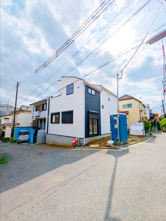 三山2丁目 新築戸建 前面道路含む外観 三山2丁目 新築戸建 前面道路含む外観