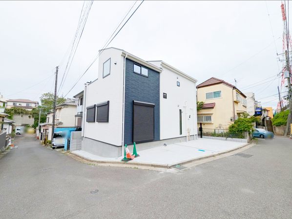 三山2丁目 新築戸建 前面道路含む外観 三山2丁目 新築戸建 前面道路含む外観