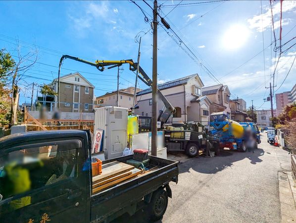 谷津5丁目 新築戸建2号棟 前面道路含む外観