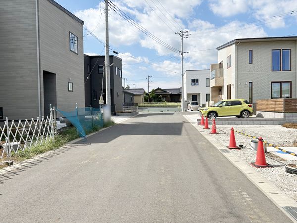 前面道路含む外観