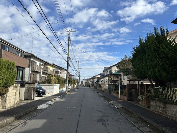 日吉台6丁目戸建 前面道路含む外観