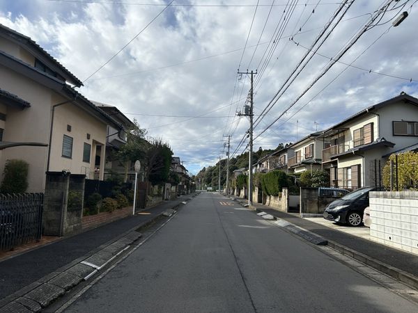 日吉台6丁目戸建 前面道路含む外観