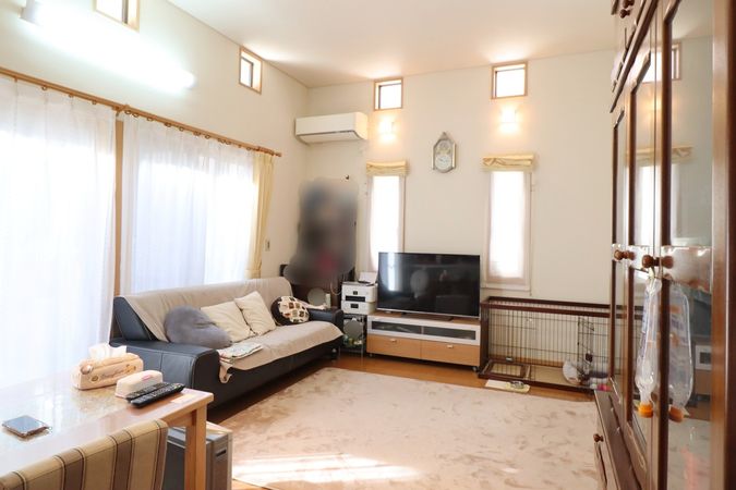 検見川町5丁目戸建 リビング