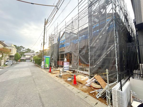 高浜6丁目新築戸建1号棟 前面道路含む外観