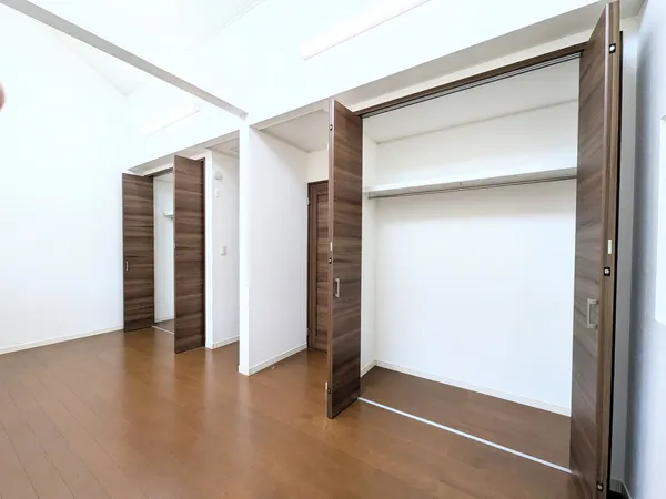 洋室　約8.8帖　収納