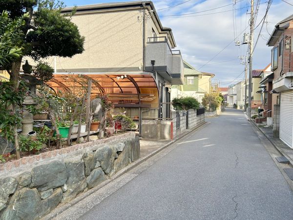 船橋市松が丘3丁目 土地(古家有) 前面道路含む外観 船橋市松が丘3丁目 土地(古家有) 前面道路含む外観