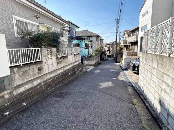 船橋市大穴南2丁目 土地(古家有) 前面道路含む外観 船橋市大穴南2丁目 土地(古家有) 前面道路含む外観