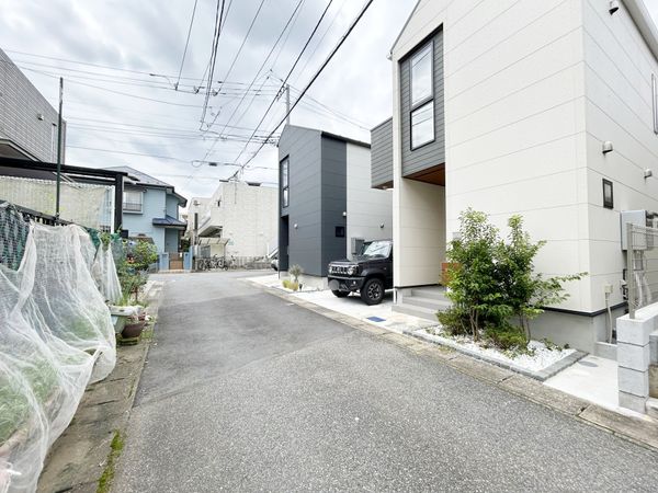 幕張町5丁目 築浅戸建 前面道路含む外観