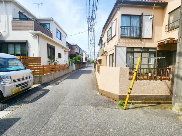 北西側道路と南西側道路との角地です。