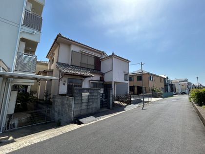 香取1丁目 古家有土地 前面道路含む外観