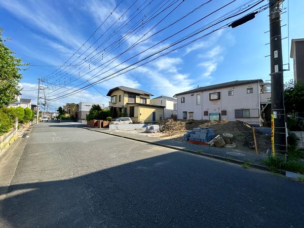 前面道路含む外観