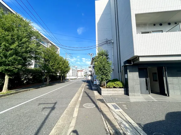 外観および前面道路風景