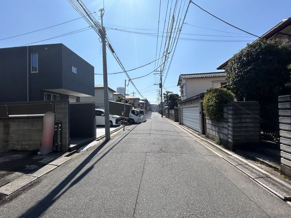市川市東菅野1丁目 古家付土地 前面道路含む外観 市川市東菅野1丁目 古家付土地 前面道路含む外観