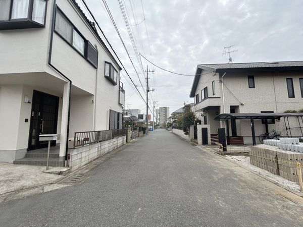 市川市南大野2丁目 新築戸建1号棟 前面道路含む外観 市川市南大野2丁目 新築戸建1号棟 前面道路含む外観