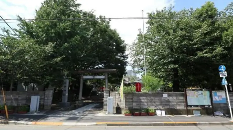 萩中神社の杜を望む緑豊かな環境です