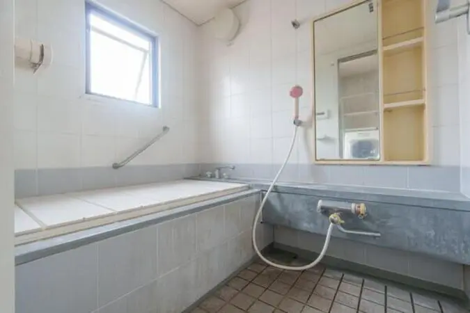 窓付の明るい浴室。入浴後の浴室内の乾燥やカビ対策にも。