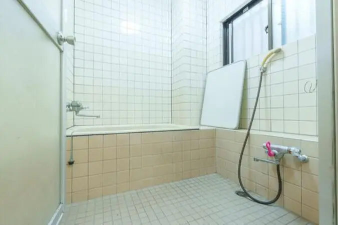窓付の明るい浴室。入浴後の浴室内の乾燥やカビ対策にも。